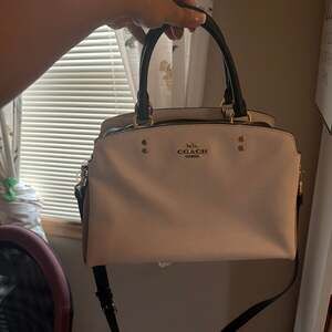 Ladies Beautiful Coach Purse/ Bag for Sale in North Riverside, IL -